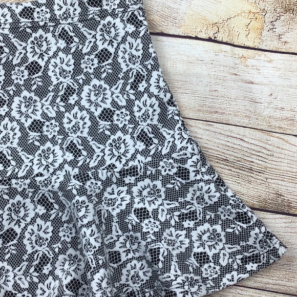 Forever 21 floral skirt - Picture 2 of 5
